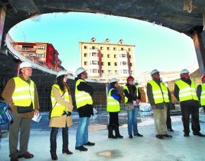 En el subsuelo. En grupos de en torno a 15 personas, los visitantes pudieron conocer el actual estado de los trabajos de la plaza San Juan. :: F. DE LA HERA/