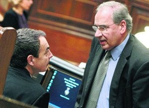 El presidente Zapatero atiende los comentarios de Alfonso Guerra. ::
EFE/