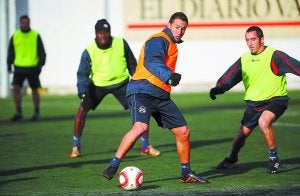 Convocado. El nuevo defensa José Rodríguez está en la convocatoria y tiene opciones de jugar ante el Palencia. ::
MORQUECHO/