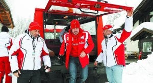 Fernando Alonso baja de un 'ratrac' en la estación italiana de Madonna di Campiglio. ::
AFP/