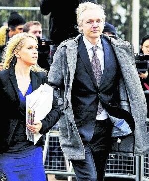 Assange y una de sus abogadas llegan a la corte de Woolwich. ::
EFE/