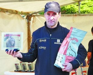 Tercero. Lujambio con el trofeo y regalos logrados en Rodeiro./