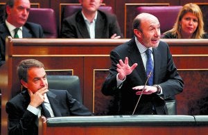 Congreso. Rodríguez Zapatero y Pérez Rubalcaba, ayer durante la sesión de control. ::
PACO CAMPOS / EFE/