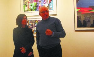 Usoa Zumeta junto a Iñaki Zabala en la exposición. ::
AGUADO/
