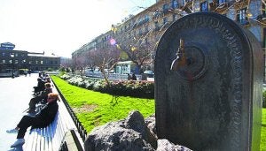La escultura que recuerda a la predecesora de la actual fuente de la Salud./