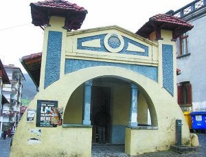 Uno de los hermosos 'trasmochos' que se pueden ver en Leitzalarrea. La borda de la casa del guarda y la 'carnicería han sido trasformadas en puntos de información. :: FRAILE/E.B./