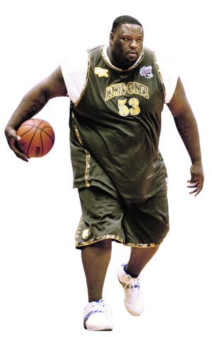 'Escalade'. Troy Jackson, con su equipo de baloncesto callejero, en una exhibición. :: STAN LIU/
