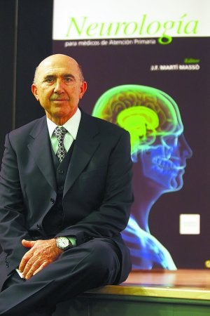 Didáctico. Martí Massó presentó ayer el libro en el Hospital Donostia. ::
ARIZMENDI/