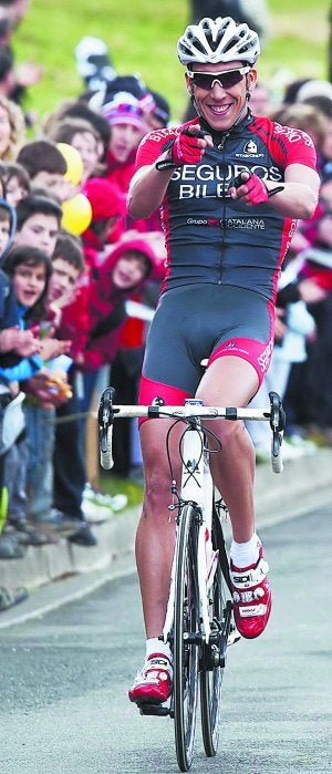 Dominador. Omar Fraile entra vencedor en Gorla. :: MICHELENA/