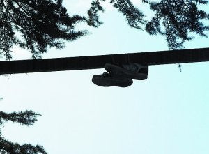 Se pueden ver 'zapatillas voladoras' en algunos lugares. :: JOXEBI/