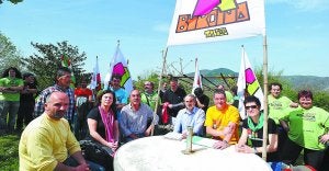 Berastegi, Elduain, Andoain eta Villabonako udal ordezkariak Burdina taldeko kide eta TXomin Ugalderekin prentsaurreko unean. ::
UNANUE/