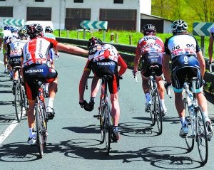 Habilidad. Horner se despoja del cubrezapatillas izquierdo en plena carrera, empujado por Markel Irizar. ::
KARLIS/
