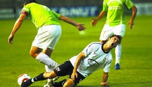 Caída. El conjunto irundarra lleva tres partidos sin ganar y sigue complicándose la vida para disputar el play-off de ascenso. :: F. DE LA HERA/