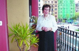 Celestina Aldaba, en su domicilio de la avenida de Guipúzcoa./
