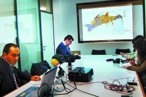 Planos. Miguel Ángel Páez avanza el contenido de la exposición de la revisión del PGOU. :: F. DE LA HERA/