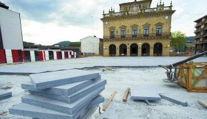 Nuevo suelo. Las obras de pavimentación de la plaza de San Juan van a buen ritmo y concluirán en dos meses. ::
F. DE LA HERA/