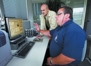Altuna y Arocena explicaron cómo funciona el sistema que regula las luminarias. ::
F. DE LA HERA/
