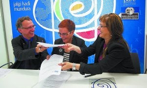 Firma. Georg Kaiser, Mari Jose Olaziregi y Aizpea Goenaga, durante la firma del convenio. ::
MICHELENA/