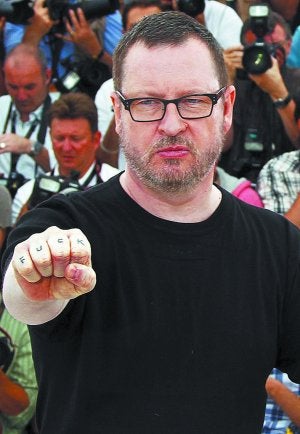 Lars Von Trier muestra su tatuado puño. :: ERIC GAILLARD / REUTERS/