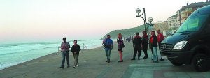 Paseo marítimo. La Ertzaintza y Cruz Roja observan las labores de rastreo. ::
ANTXON ETXEBERRIA/