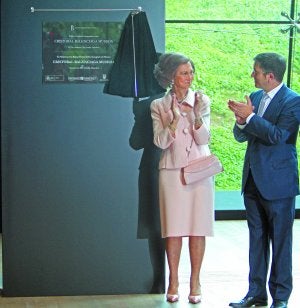 La reina Doña Sofía y el lehendakari, Patxi López, aplauden satisfechos tras haber descubierto la placa conmemorativa. :: EFE/