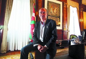 Martin Garitano en el despacho del diputado general de Gipuzkoa, poco después de que Markel Olano le traspasara los poderes. :: ARIZMENDI/
