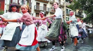 Erromeria Eguna. Uno de los bailes celebrados el pasado año. ::
ARIZMENDI/