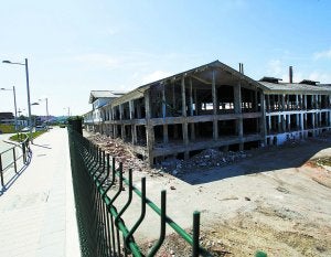 En fase de desaparición. De la vieja fábrica de Zubelzu en la avenida Elizatxo no quedan más que escombros; mientras, la anexa de Porcelanas Bidasoa avanza hacia el mismo destino. ::
F. DE LA HERA/