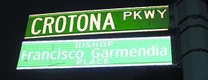 Recuerdos. El obispo legazpiarra Josu Iriondo, en Nueva York, donde se ha organizado una exposición sobre Francisco Garmendia. La foto de Garmendia con la mitra y la placa de su plaza en Nueva York./