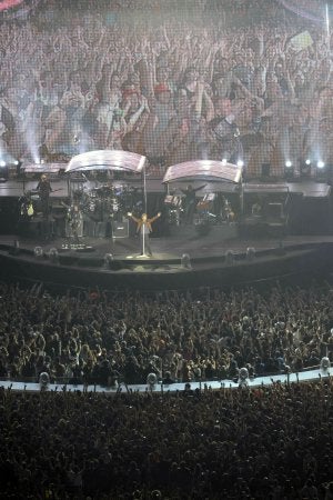 Apoteosis. Bon Jovi en baño de multitud en Anoeta. Lucía cazadora en vez de la casaca roja habitual hasta ahora en la gira. :: PEDRO MARTÍNEZ/