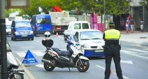 Información. Los guardías municipales controlan e informan a los conductores de la nueva limitación de velocidad en el Paseo Colón. :: F. DE LA HERA/