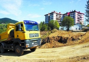 En marcha. Los camiones trabajaban ayer en la preparación de las plataformas de las que constará este nuevo parking. ::
AITOR/