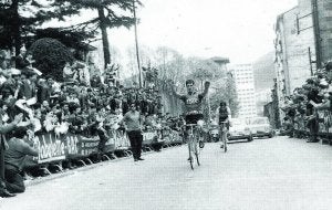 Ipurua. Eibar ha sido tres veces meta de llegada de la Vuelta a España. Perurena ganó una etapa frente a la Escuela de Armeria. ::
PLAZAOLA/