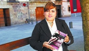 Nordia Pérez con su libro que presenta hoy en Barrena Kultur Etxea. ::
MARÍN./
