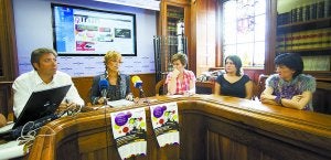 Pedro Alegre, Maite Cruzado, Itxasne Martínez, Maite Gutiérrez y María José Barral, en la presentación del programa. ::
F. DE LA HERA/