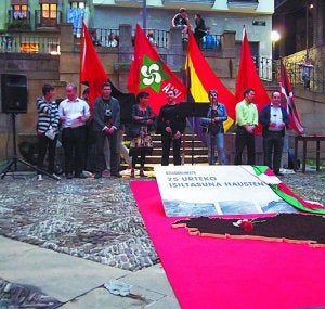 Recuerdo. Ediles de todos los grupos participaron en el acto./