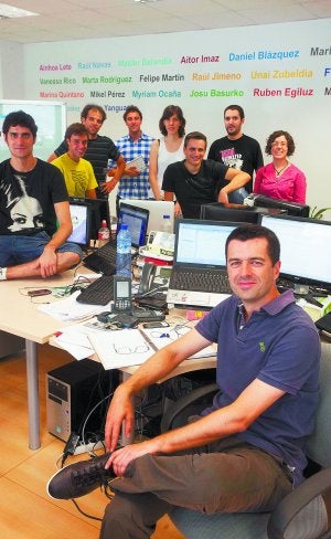 Un 'taller de comunicación' en Igara. Goio Telletxea y Ana Malagón, en su oficina de Donostia donde crean proyectos de comunicación para internet. :: MIKEL FRAILE/
