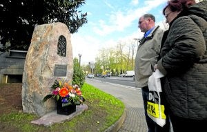 Monolito en memoria del empresario Inaxio Uria, asesinado por ETA el 3 de diciembre de 2008, en Azpeitia. :: MICHELENA/