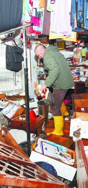 Vecinos de Ergobia intentan recuperar algunos enseres. :: MICHELENA'/