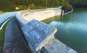 Hasta arriba. Tras las intensas lluvias del fin de semana, San Antón está al 97% pese a desembalsar durante un día y medio. :: F. DE LA HERA/