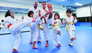 Txapeldunak. La sección de kárate del Bera Bera, con Jon Alonso en primer término, ayer en el Polideportivo de Manteo. ::
UNANUE/