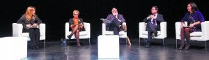Ana Bujaldón, Carmen Gallardo (moderadora), Javier Elzo, Alberto García Erauzkin y Ana Andueza, ayer en el Kursaal antes de iniciarse el debate. :: USOZ/
