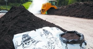 Compost almacenado en la planta de tratamiento de Lapatx para su envasado y posterior distribución. ::
MORQUECHO/