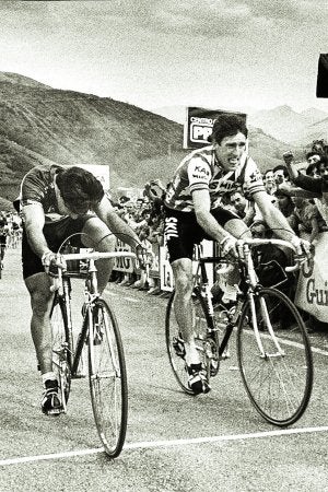Centímetros. Julián Gorospe supera a Sean Kelly en la apretada llegada a Ibardin de 1984. :: MAITE BARTOLOMÉ/