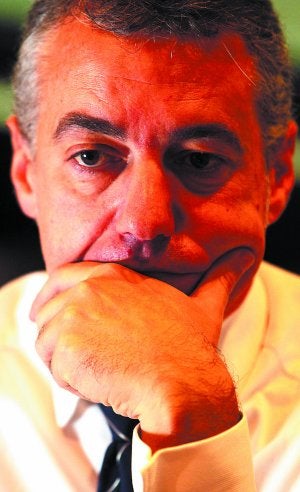 El presidente del Euzkadi Buru Batzar reflexiona durante la entrevista en Bilbao :: LUIS ÁNGEL GÓMEZ/