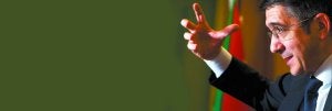 El lehendakari López gesticula mientras responde a una de las preguntas de la entrevista, celebrada en el Parlamento Vasco. :: FERNANDO DE LA HERA/
