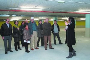 Una de las guías de Irunvi explica a un grupo de visitantes los detalles sobre el nuevo aparcamiento, prácticamente terminado. :: F. PORTU/