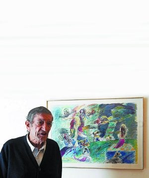 Bonifacio Alfonso ante una obra suya en la exposición 'El arte del dibujo' en Bilbao ::
TELEPRESS/