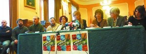 Interinstitucional y transfronteriza. Hosteleros y responsables políticos presentaron la campaña ayer en el Ayuntamiento de Irun. ::
F. DE LA HERA/