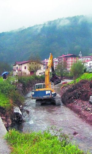 Una excavadora limpia el cauce en Berrobi. ::
BELAUNTZARAN/